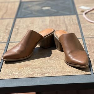 tan madden girl heeled close-toed mules